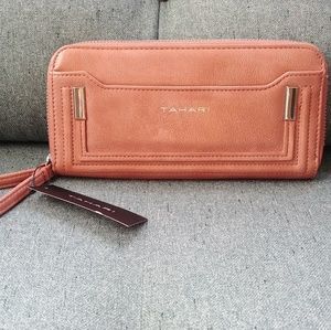 ⭐ NWT Tahari Wristlet Wallet